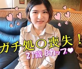 FC2PPV 4665641 “I want to try H” Haruka, 21 years old, a local Kansai-born virgin who has never even kissed before, with her pussy penetrated [First POV]